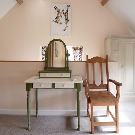 Pass The Keys Hare Cottage Wonderful Views And Parking Moreton-in-Marsh Exterior photo