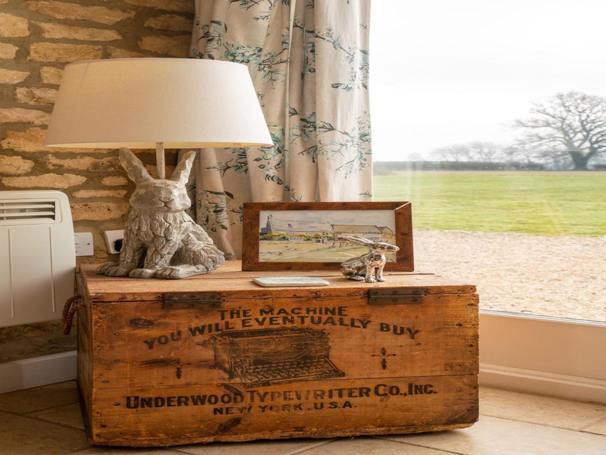 Pass The Keys Hare Cottage Wonderful Views And Parking Moreton-in-Marsh Exterior photo